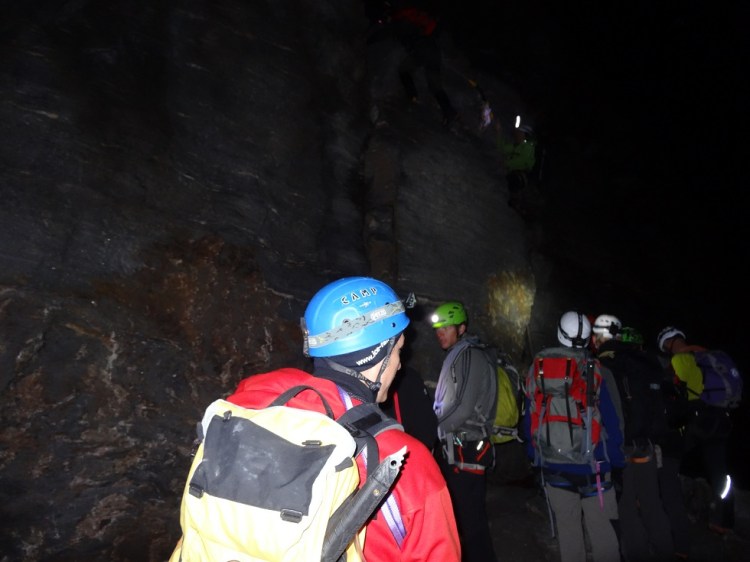 Las cordadas afrontan la primera pared