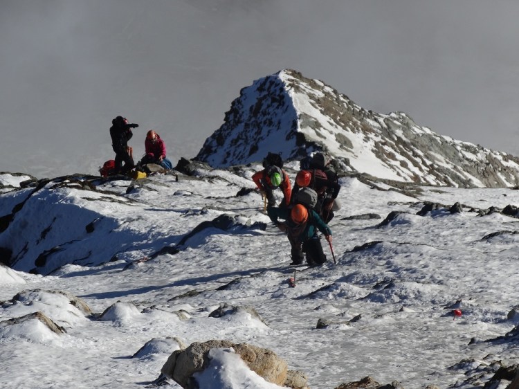 El hombro final. Mirar atrás impresiona. No podemos dar un solo paso en falso.