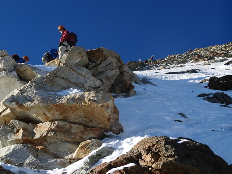 El hombro final. Mirar atrás impresiona. No podemos dar un solo paso en falso.