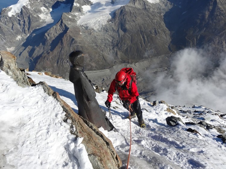 Un servidor casi al final del hombro al lado de la Madonna.