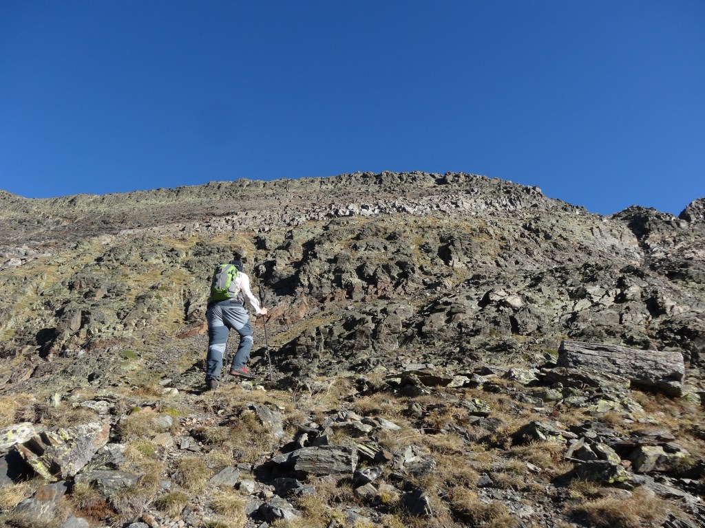 Hacia el pico, dejad los bastones por aqui