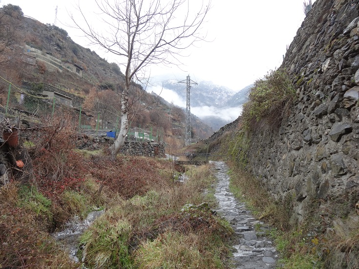 Detras de la Borda Restaurante encontramos el camino