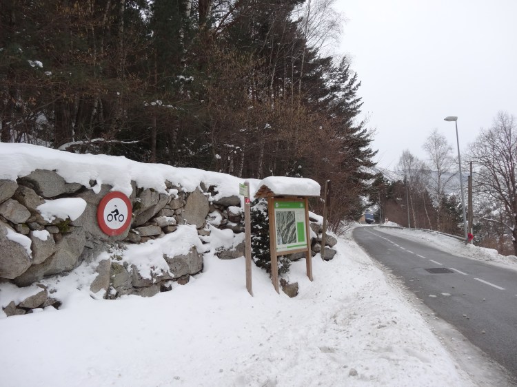 Camino de la carretera de montaña a Fontverd
