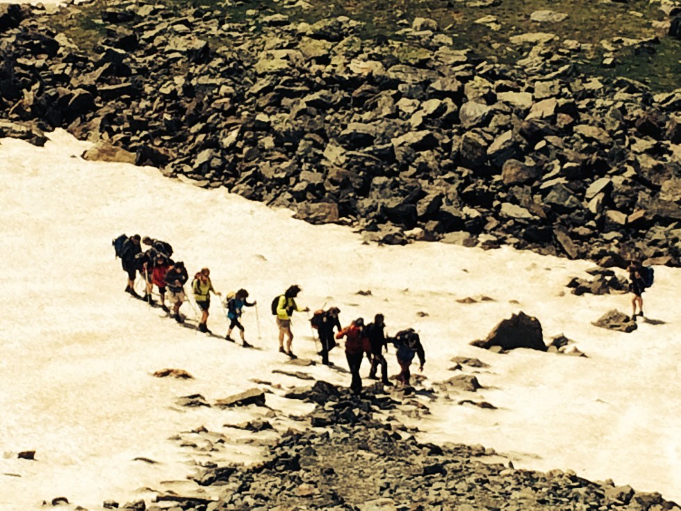 Bajando hacia Rialb avistamos un grupo de montañeros Vascos
