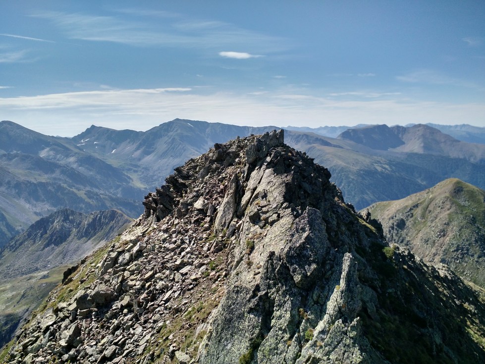 Vista parcial de la cresta desde la Font Blanca a Besalí