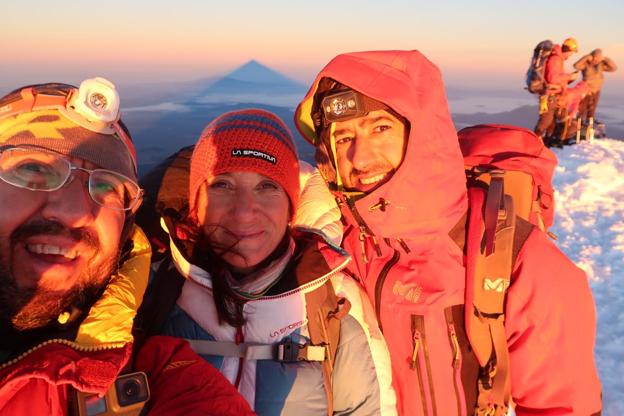 En la cima del Orizaba con la sombra en forma de pirámide